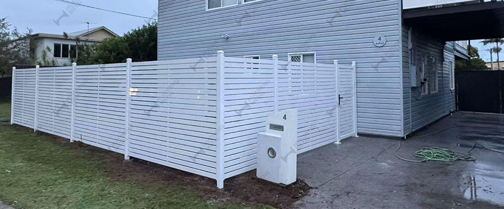 Proyecto de valla de listones blancos